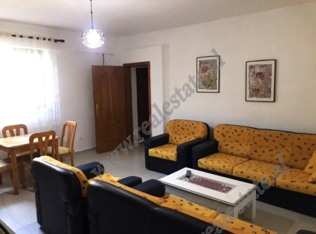 Apartament 1+1 per qira ne rrugen Pandi Dardha ne Tirane.
Ndodhet ne katin e 1 te nje vile 2-katesh